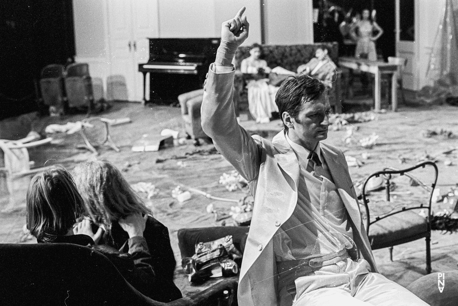 Jan Minařík, Dominique Mercy et Soňa Červená dans « Il la prend par la main et la conduit au château, les autres suivent » de Pina Bausch, saison 1977/78