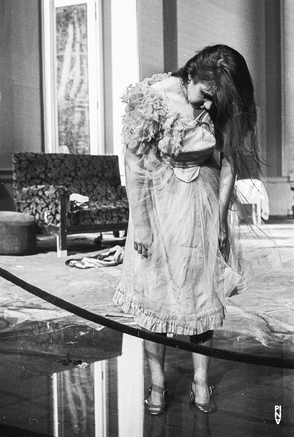 Josephine Ann Endicott in „Er nimmt sie an der Hand und führt sie in das Schloß, die anderen folgen“ von Pina Bausch, Spielzeit 1977/78