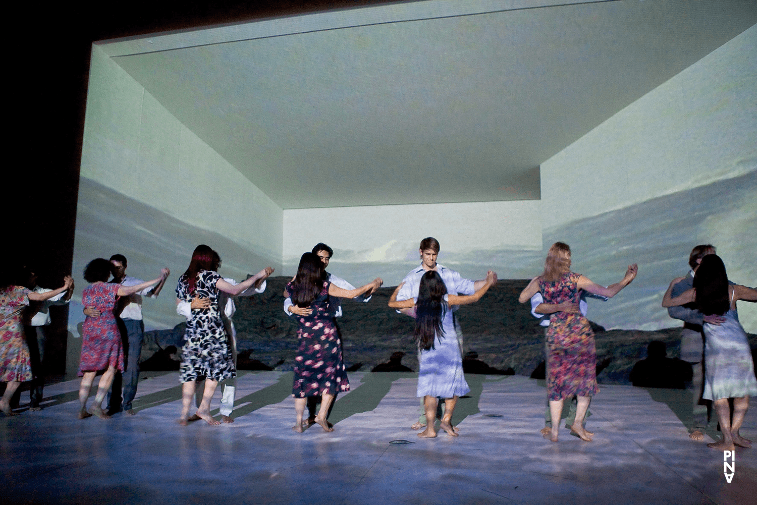 Kenji Takagi und Michael Strecker in „Masurca Fogo“ von Pina Bausch mit Tanztheater Wuppertal im Théâtre de la Ville Paris (Frankreich), 21. November 2009