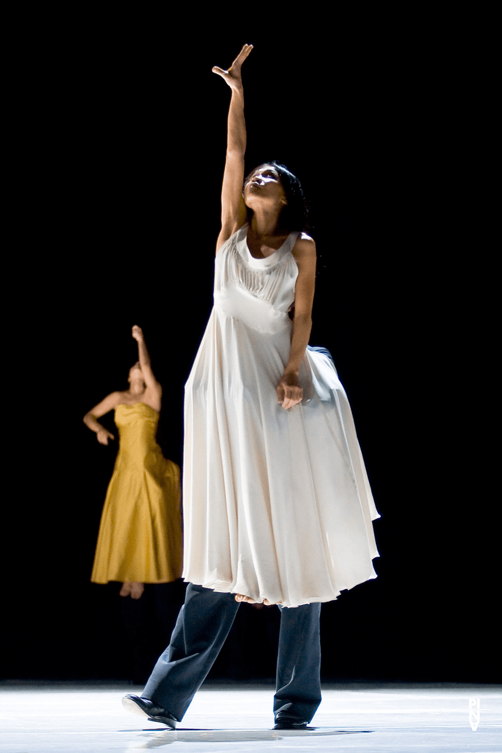 Ditta Miranda Jasjfi in „"... como el musguito en la piedra, ay si, si, si ..." (Wie das Moos auf dem Stein)“ von Pina Bausch mit Tanztheater Wuppertal im Opernhaus Wuppertal (Deutschland), 11. Juni 2009