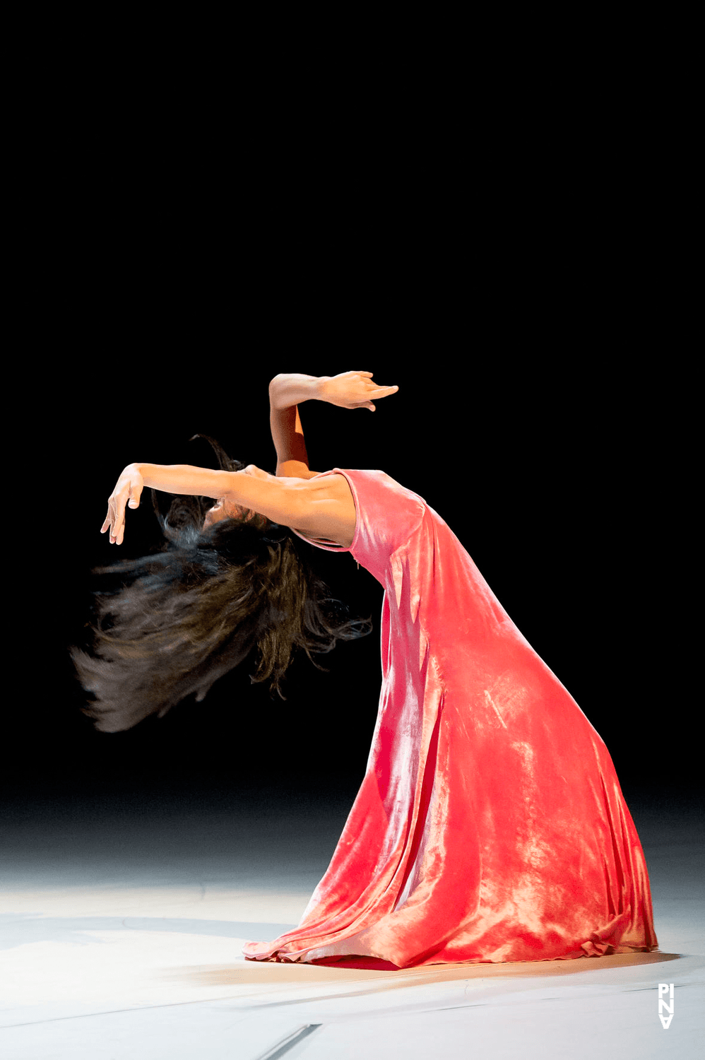 Ditta Miranda Jasjfi dans « "... como el musguito en la piedra, ay si, si, si ..." (Comme la mousse sur la pierre) » de Pina Bausch avec Tanztheater Wuppertal au Théâtre de la Ville Paris (France), 21 juin 2011