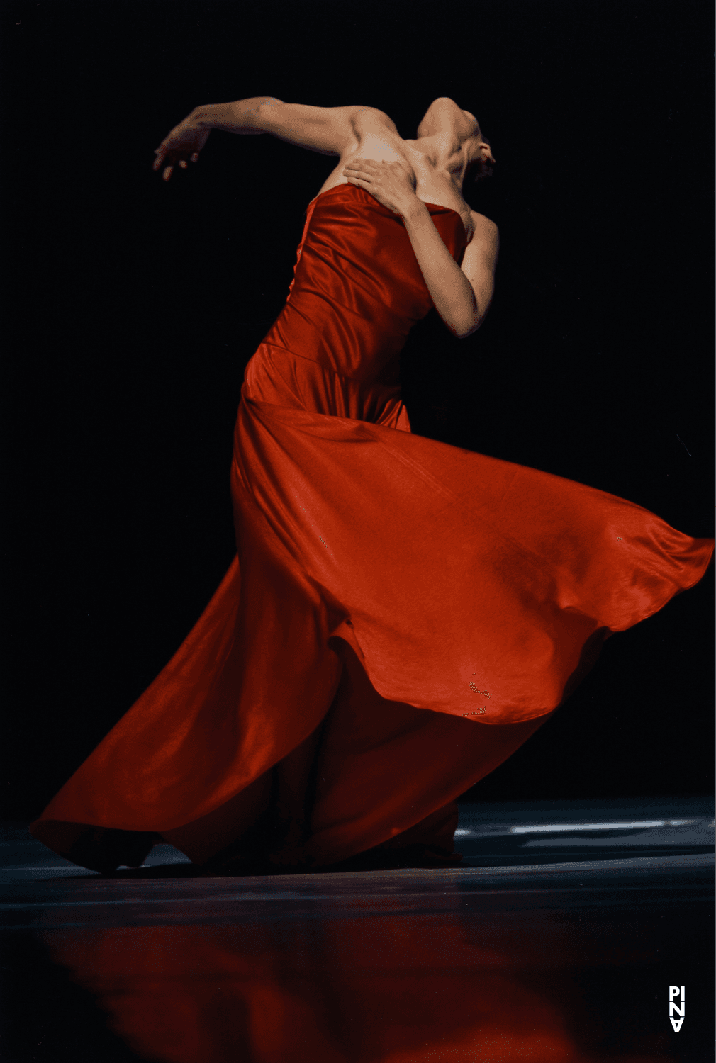 Clémentine Deluy in „"... como el musguito en la piedra, ay si, si, si ..." (Wie das Moos auf dem Stein)“ von Pina Bausch