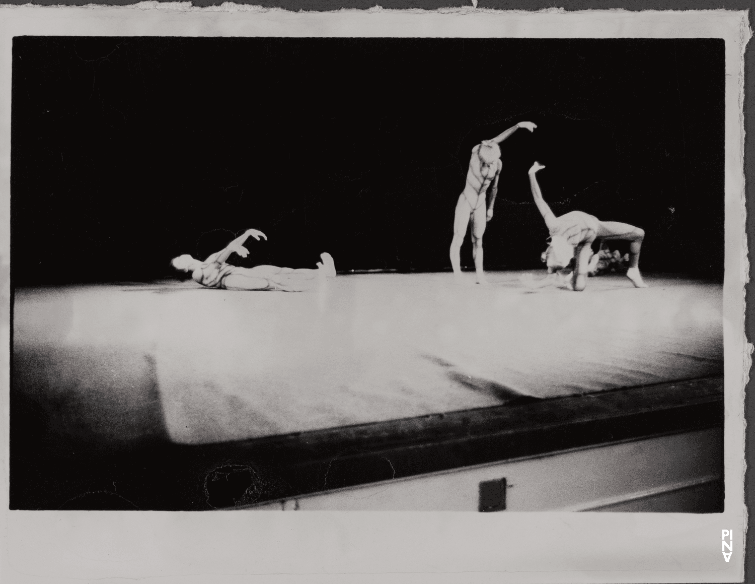 Susanne Linke, Marlis Alt et Gwat-Mee Tan dans « Nachnull (Après Zéro) » de Pina Bausch