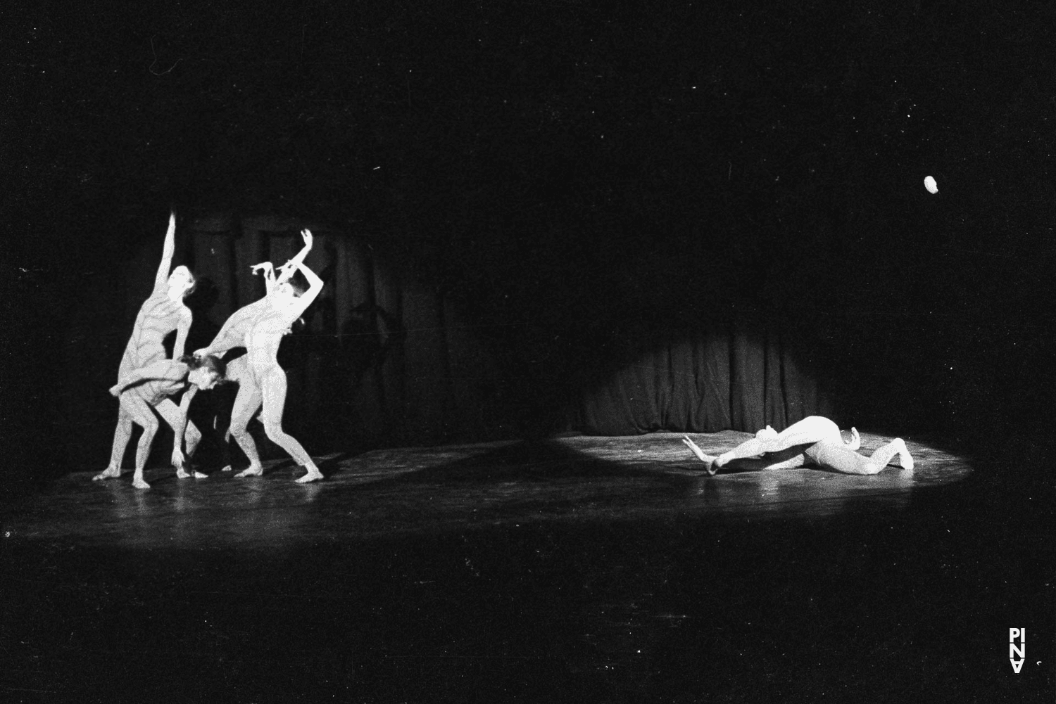 Catherine Denisot und Anna Mittelholzer in „Nachnull“ von Pina Bausch