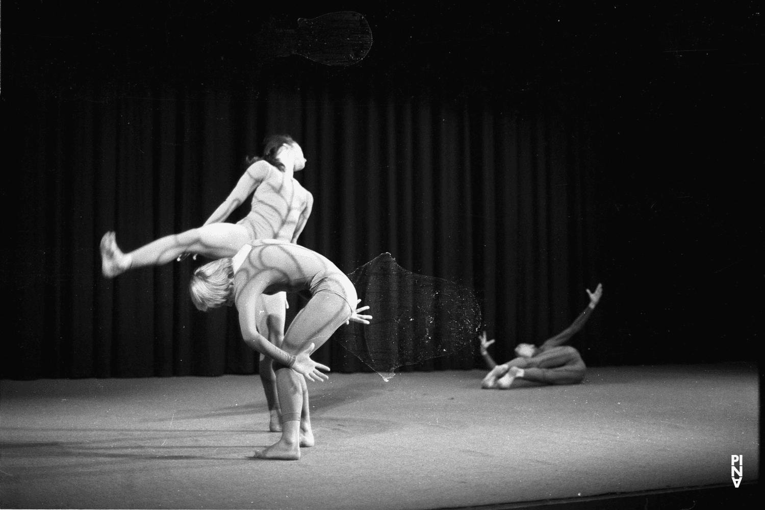 Marlis Alt, Fridel Deharde et Ulrike Baehr dans « Nachnull (Après Zéro) » de Pina Bausch