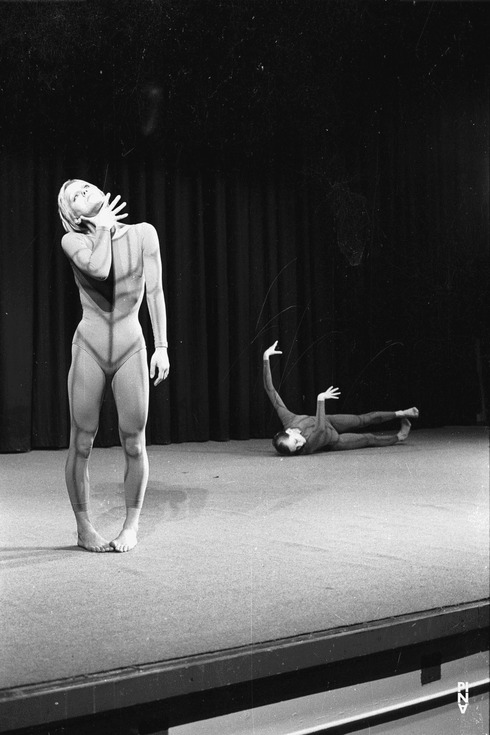 Marlis Alt et Ulrike Baehr dans « Nachnull (Après Zéro) » de Pina Bausch