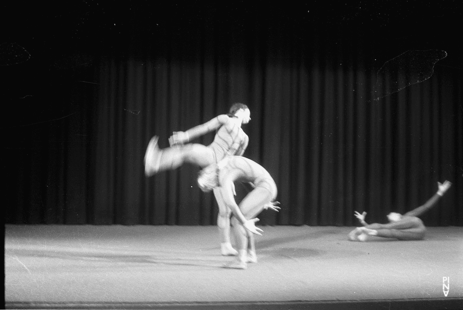 Marlis Alt, Fridel Deharde et Ulrike Baehr dans « Nachnull (Après Zéro) » de Pina Bausch