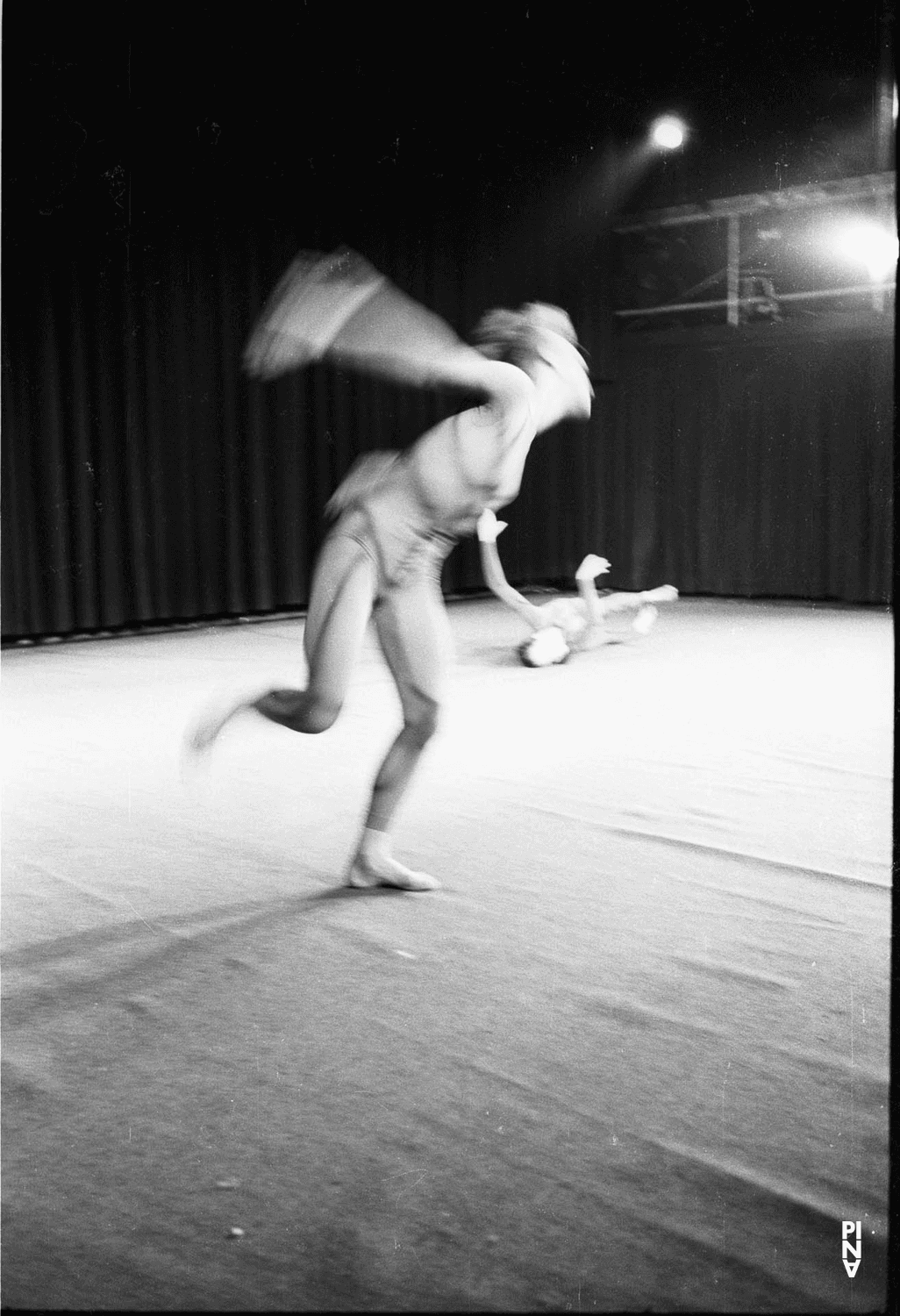 Marlis Alt et Ulrike Baehr dans « Nachnull (Après Zéro) » de Pina Bausch