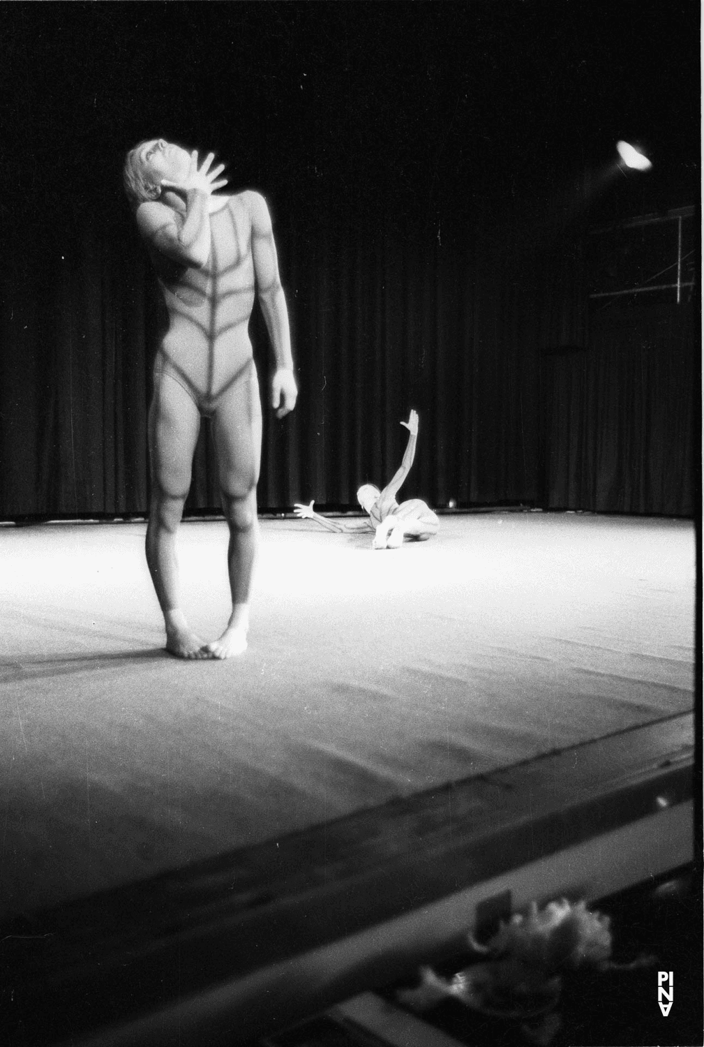 Marlis Alt et Ulrike Baehr dans « Nachnull (Après Zéro) » de Pina Bausch