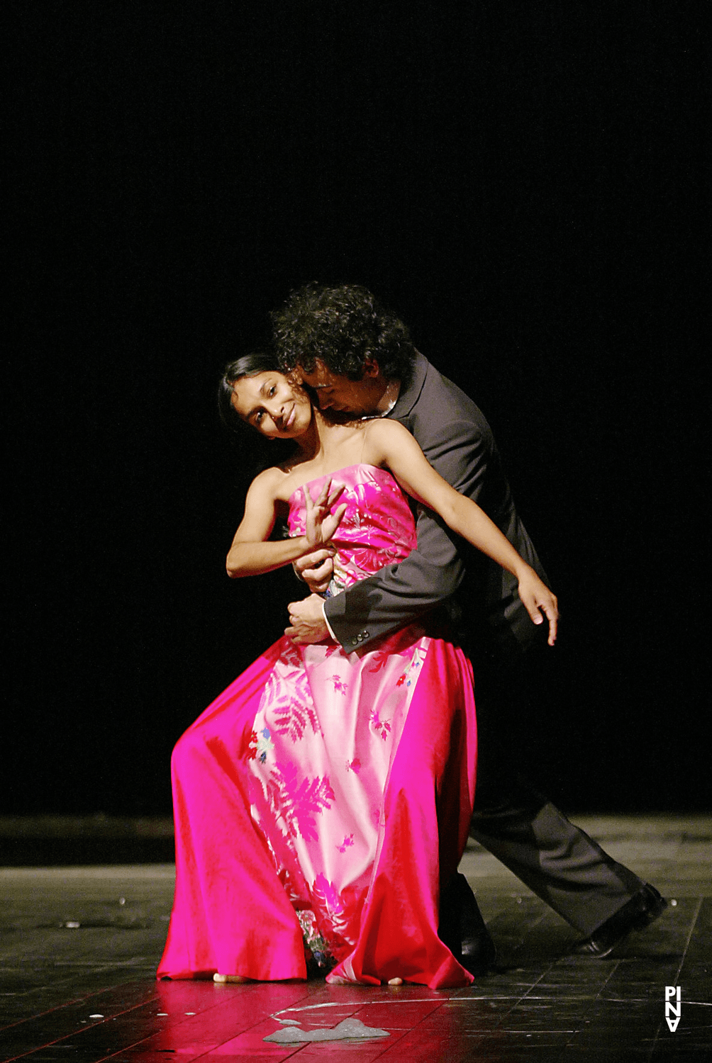 Jorge Puerta Armenta und Shantala Shivalingappa in „Nefés“ von Pina Bausch mit Tanztheater Wuppertal im Opernhaus Wuppertal (Deutschland), 20. März 2003