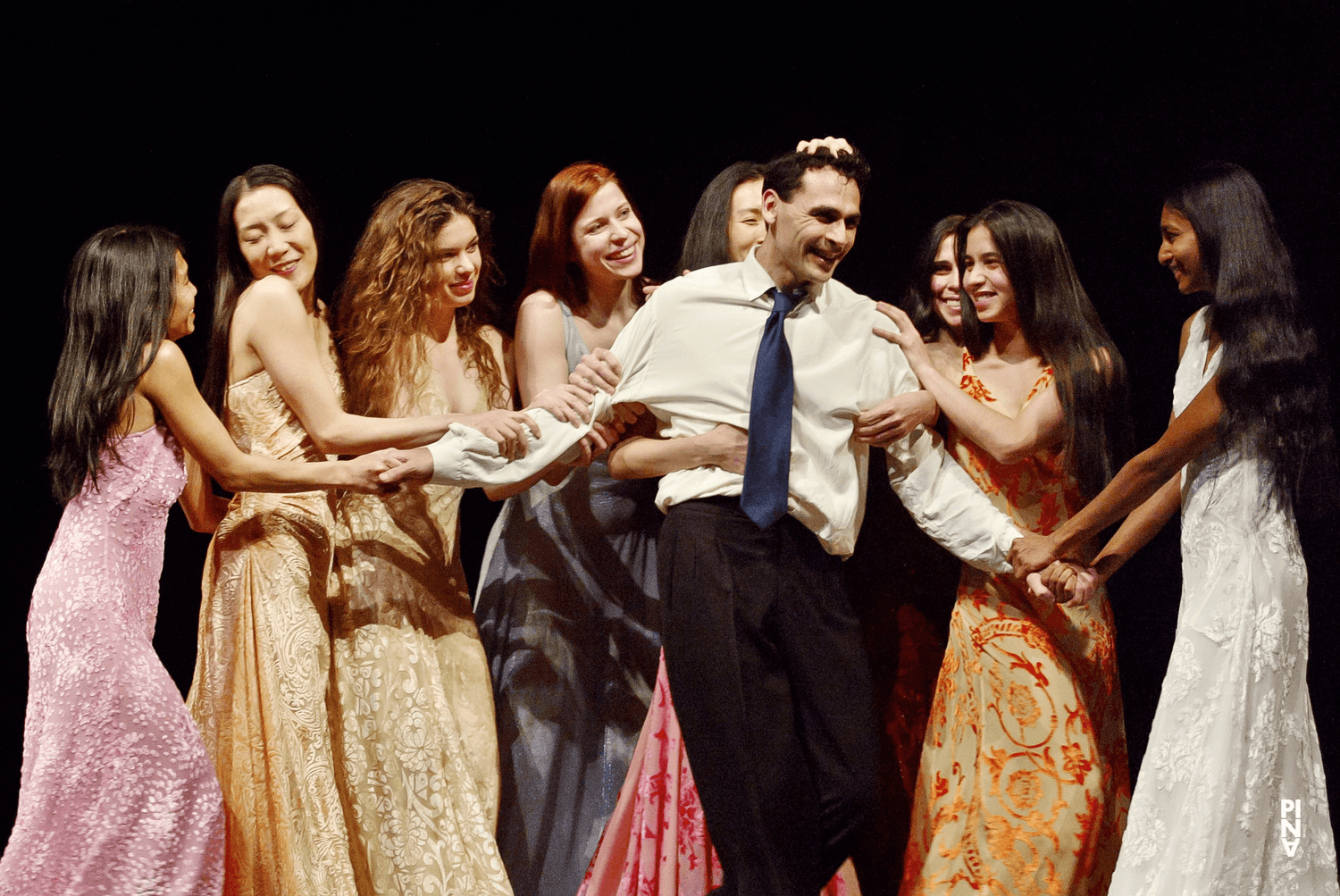 „Nefés“ von Pina Bausch mit Tanztheater Wuppertal im Opernhaus Wuppertal (Deutschland), 20. März 2003