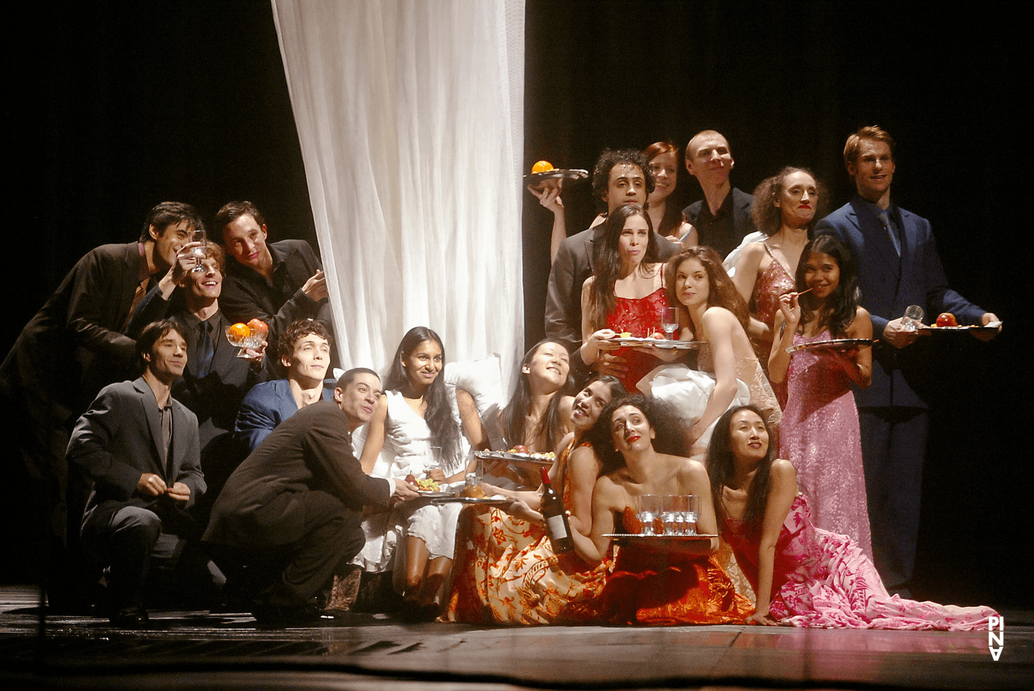 „Nefés“ von Pina Bausch mit Tanztheater Wuppertal im Opernhaus Wuppertal (Deutschland), 20. März 2003