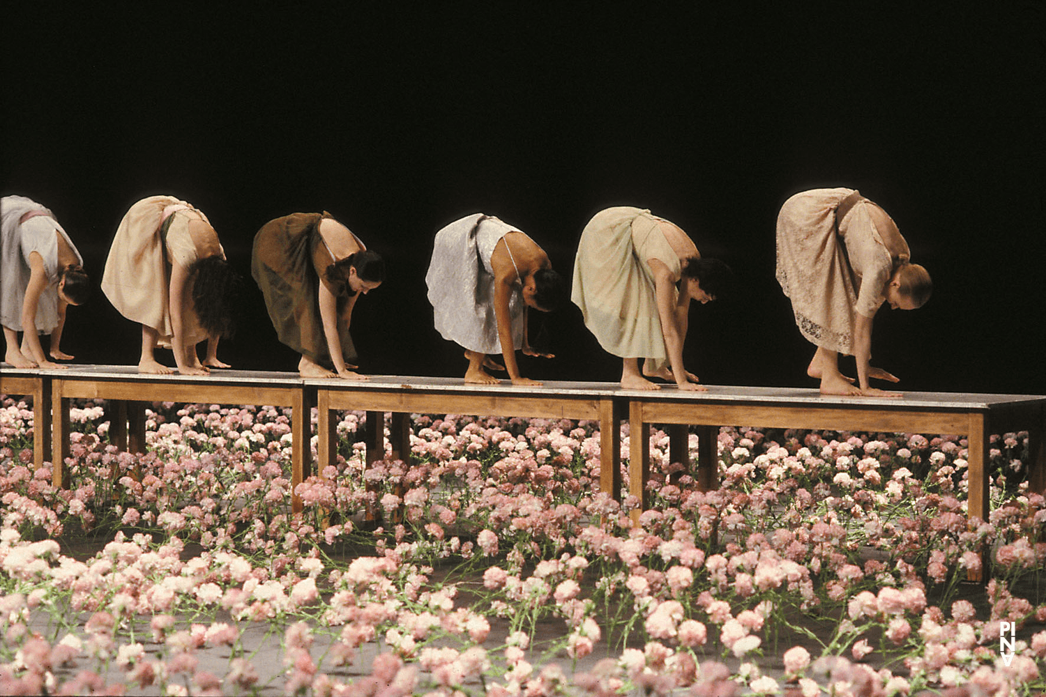 „Nelken“ von Pina Bausch mit Tanztheater Wuppertal im Théâtre de la Ville Paris (Frankreich), 26. Mai 1990