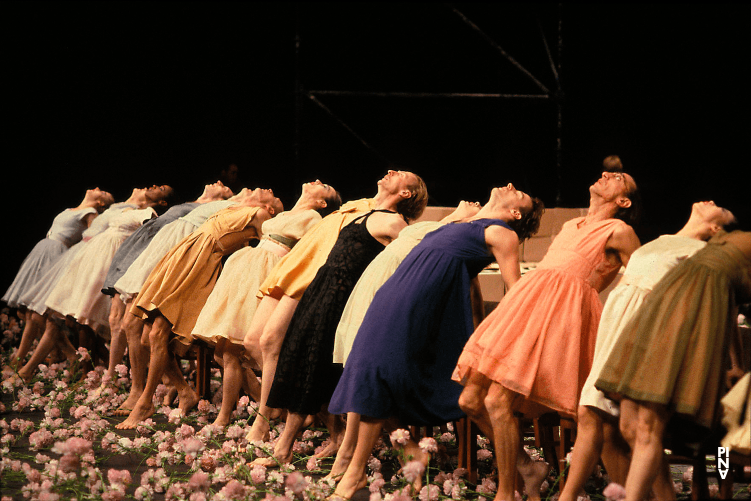 „Nelken“ von Pina Bausch mit Tanztheater Wuppertal im Théâtre de la Ville Paris (Frankreich), 26. Mai 1990