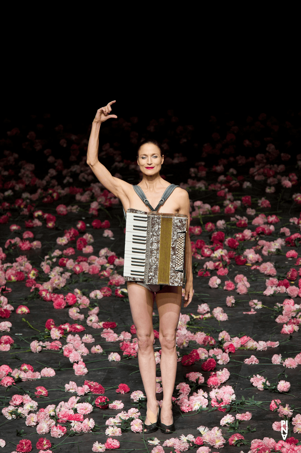Julie Anne Stanzak in „Nelken“ von Pina Bausch mit Tanztheater Wuppertal in der Opéra de Lyon (Frankreich), 14. September 2010