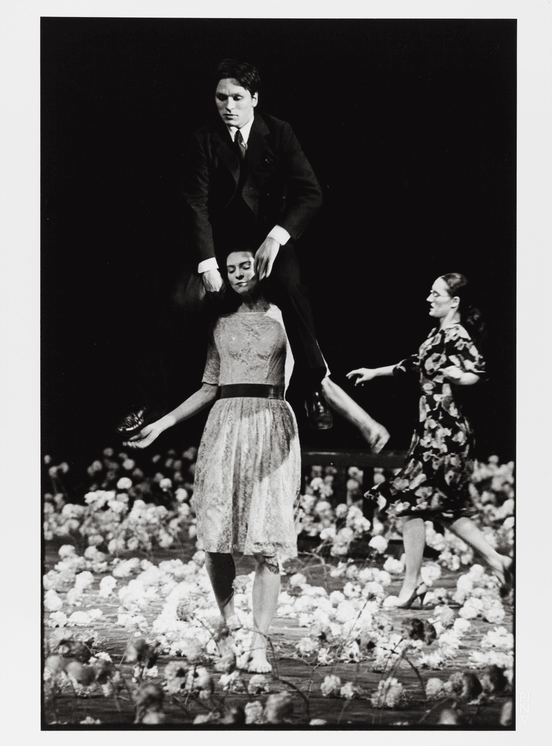 Nazareth Panadero, Francis Viet und Héléna Pikon in „Nelken“ von Pina Bausch