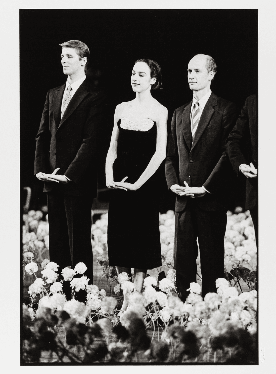 Lutz Förster, Jakob Haahr Andersen et Anne Martin dans « Nelken (Les œillets) » de Pina Bausch