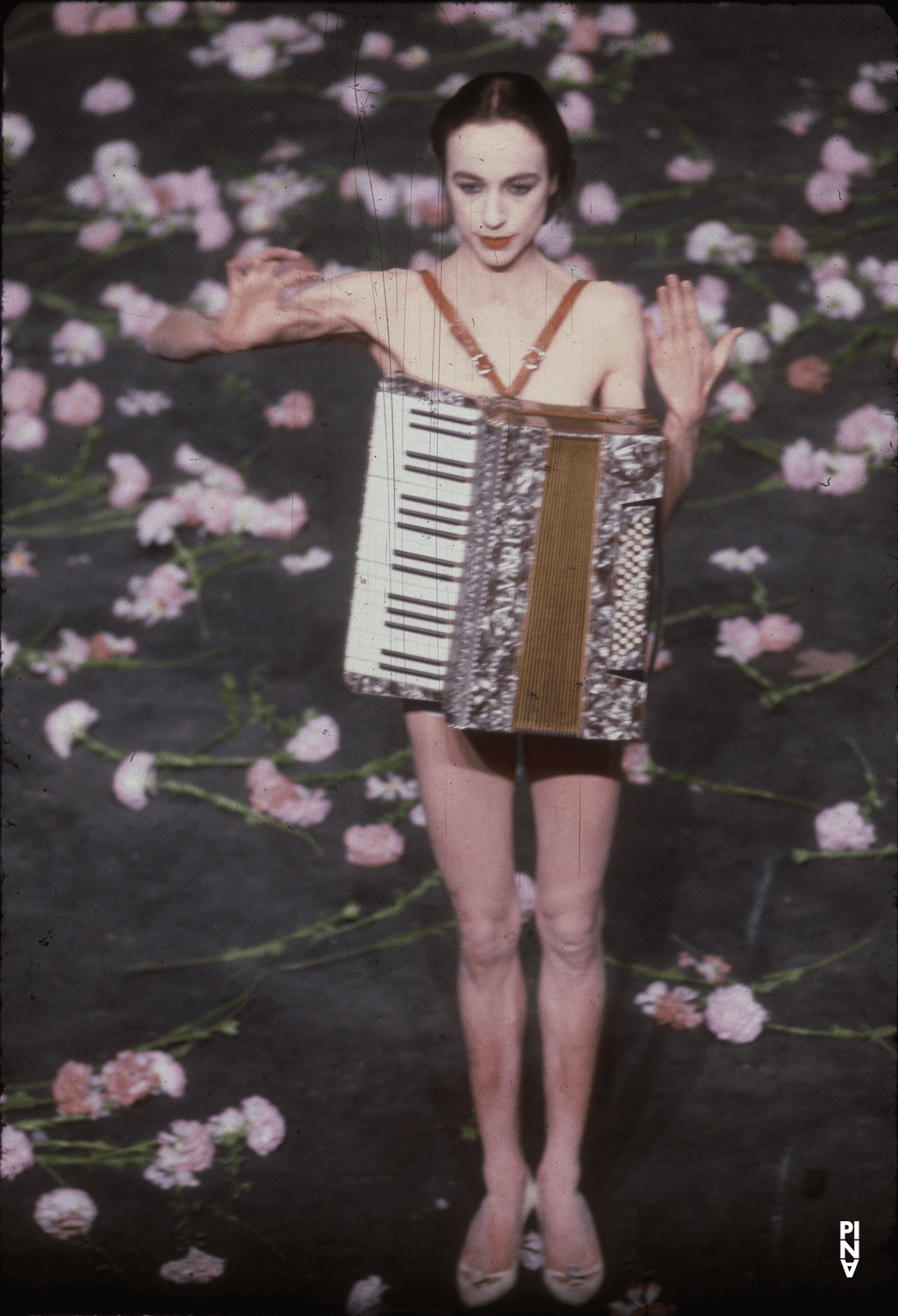 Anne Martin dans « Nelken (Les œillets) » de Pina Bausch