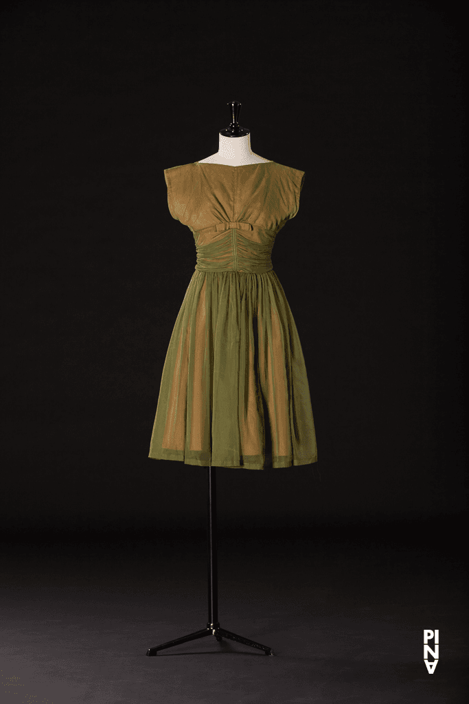 Jupe courte, porté dans Nazareth Panadero en « Nelken (Les œillets) » de Pina Bausch