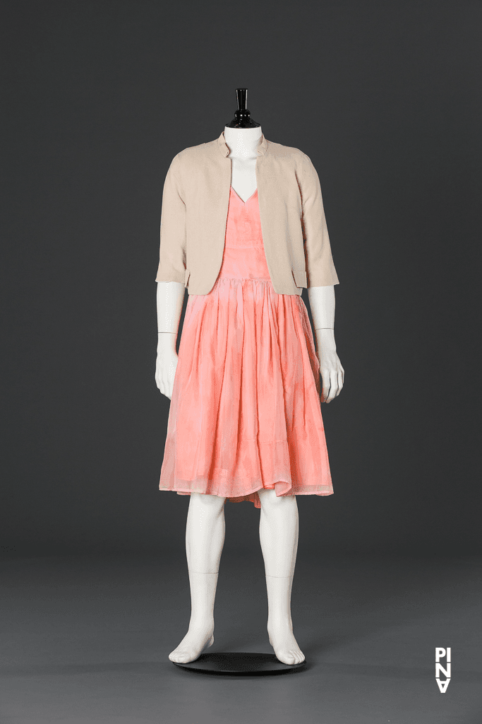 Veste / blouson, porté dans Jean Laurent Sasportes en « Nelken (Les œillets) » de Pina Bausch