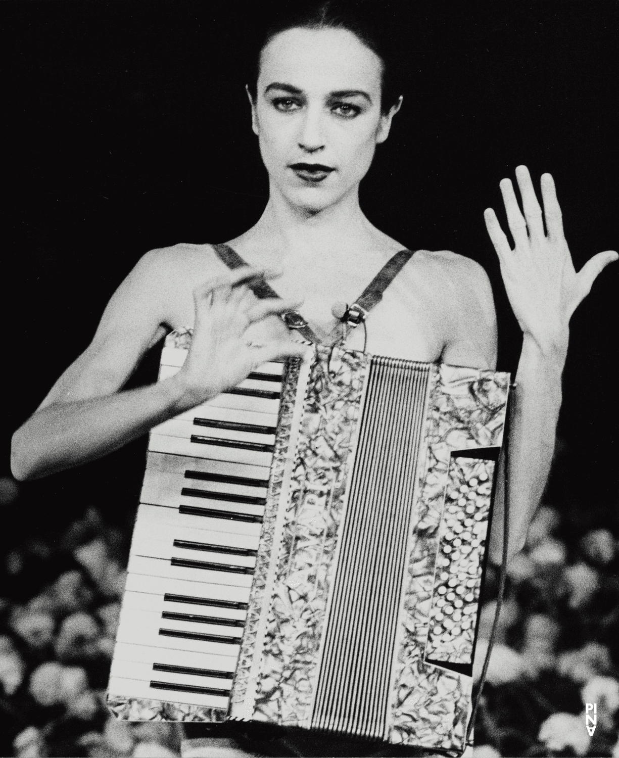 Anne Martin dans « Nelken (Les œillets) » de Pina Bausch