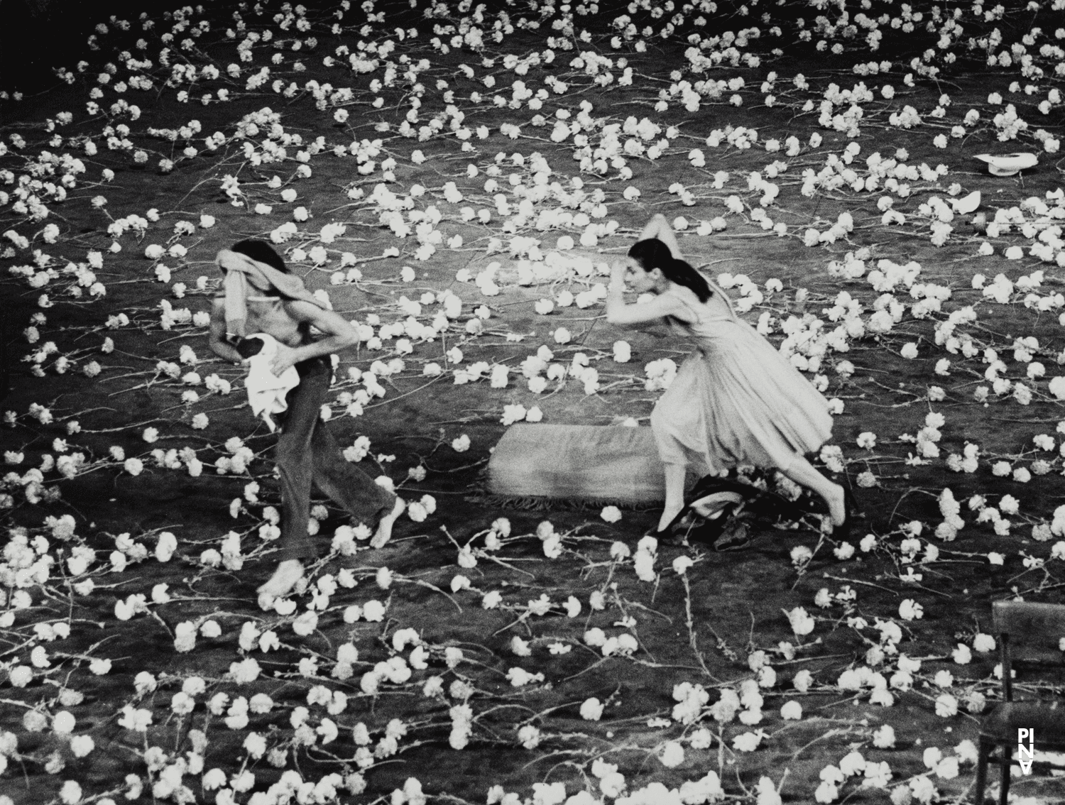 Jean Laurent Sasportes et Anne Marie Benati dans « Nelken (Les œillets) » de Pina Bausch