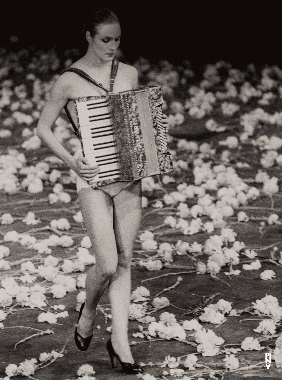 Julie Anne Stanzak dans « Nelken (Les œillets) » de Pina Bausch