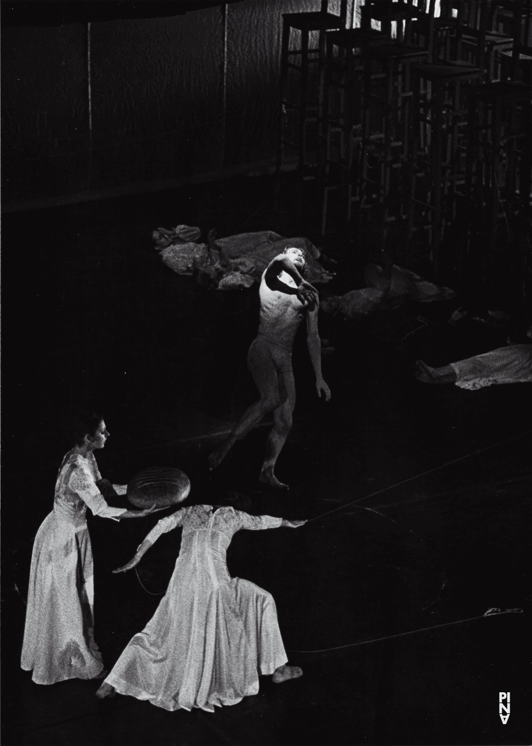 Colleen Finneran-Meessmann and Dominique Mercy in “Orpheus und Eurydike” by Pina Bausch