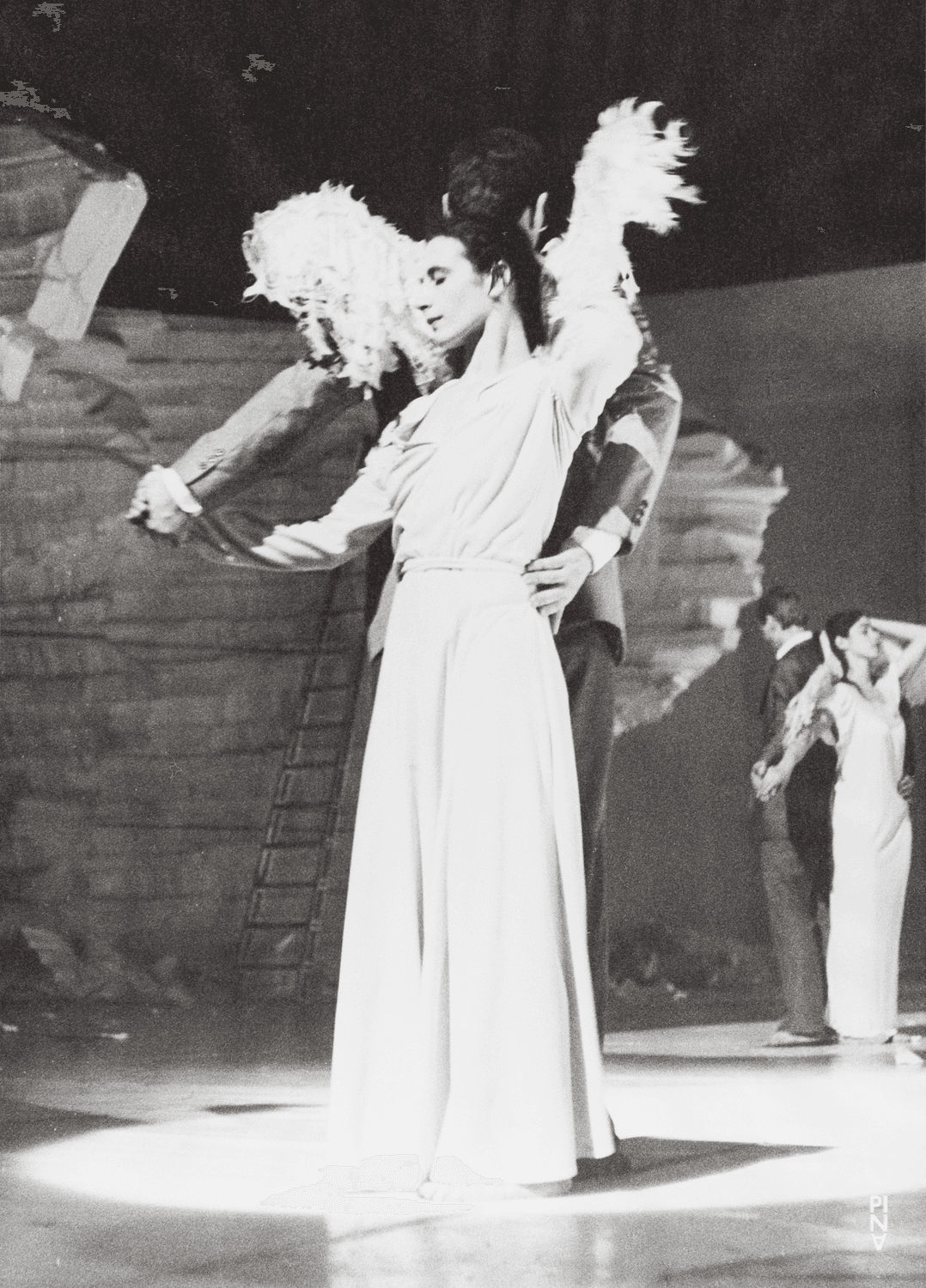 Beatrice Libonati, Jan Minařík und Bénédicte Billiet in „Renate wandert aus“ von Pina Bausch