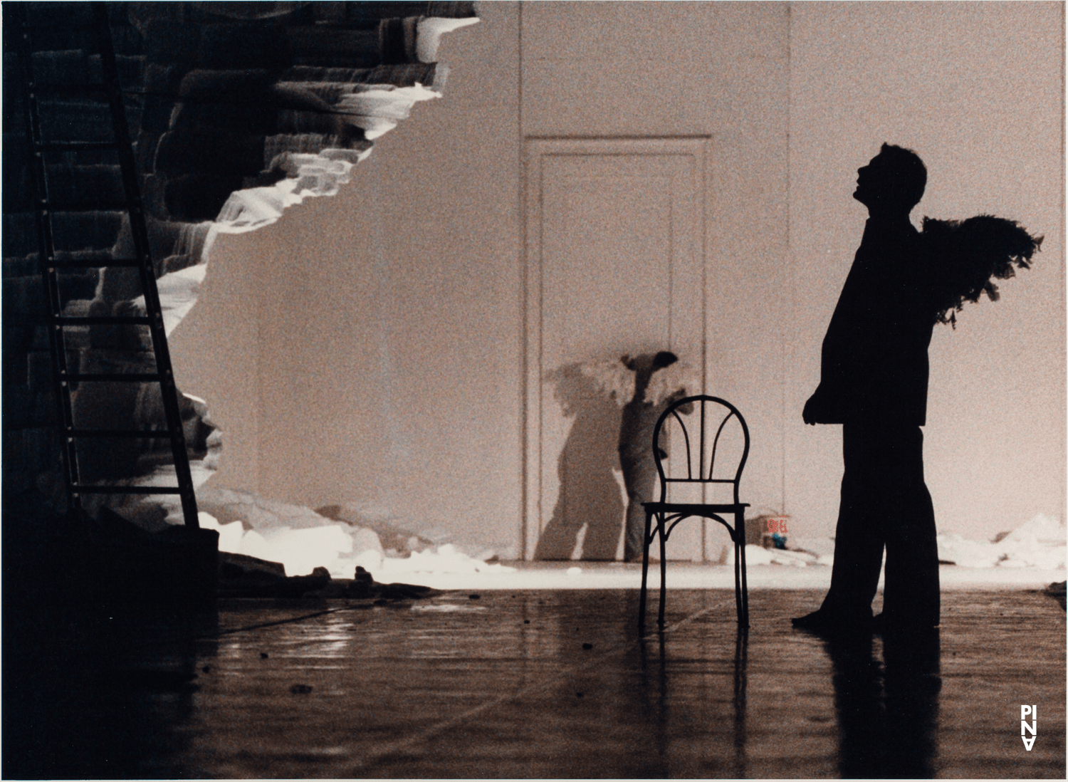 Ed Kortlandt dans « Renate wandert aus (Renate quitte le pays) » de Pina Bausch