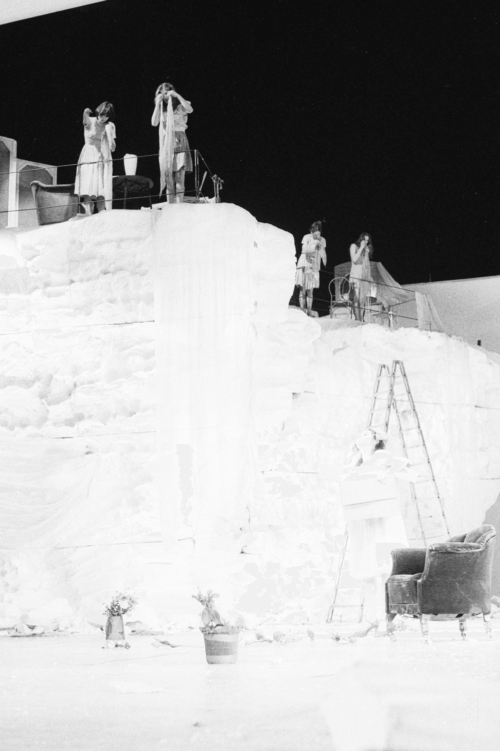 Josephine Ann Endicott et Anne Marie Benati dans « Renate wandert aus (Renate quitte le pays) » de Pina Bausch
