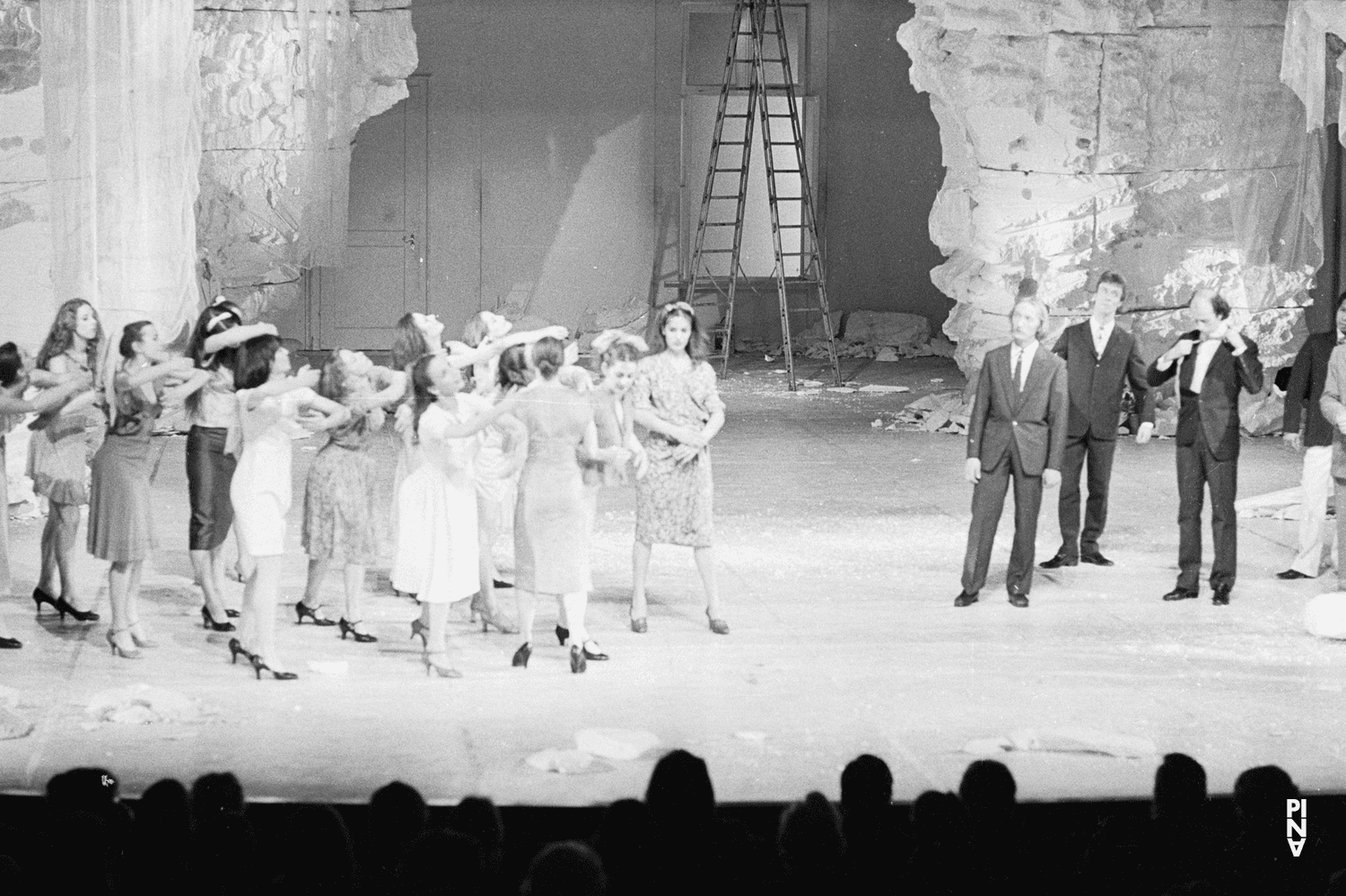 Photo de « Renate wandert aus (Renate quitte le pays) » de Pina Bausch