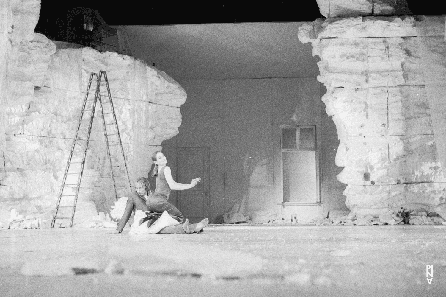 Dominique Mercy and Dana Sapiro in “Renate wandert aus (Renate Emigrates)” by Pina Bausch