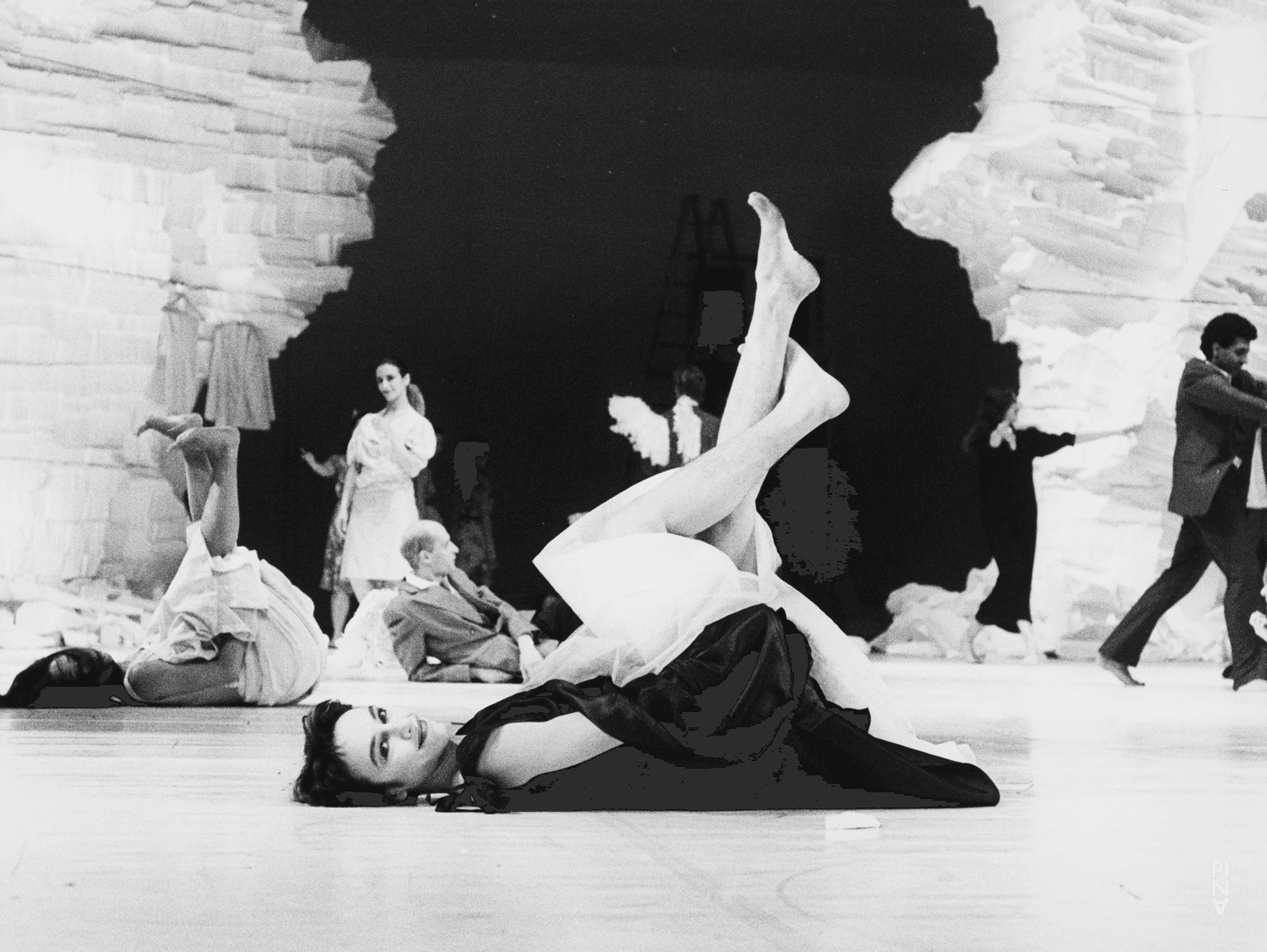 Anne Martin, Jakob Haahr Andersen et Rolando Brenes Calvo dans « Renate wandert aus (Renate quitte le pays) » de Pina Bausch