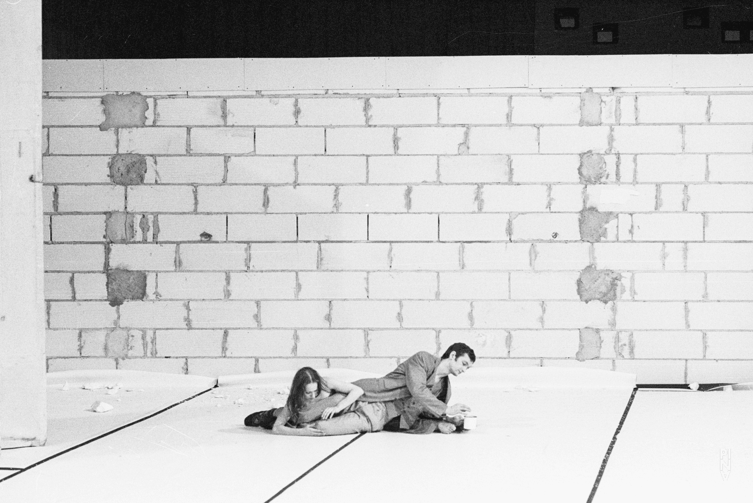 Jan Minařík and Vivienne Newport in “Renate wandert aus (Renate Emigrates)” by Pina Bausch