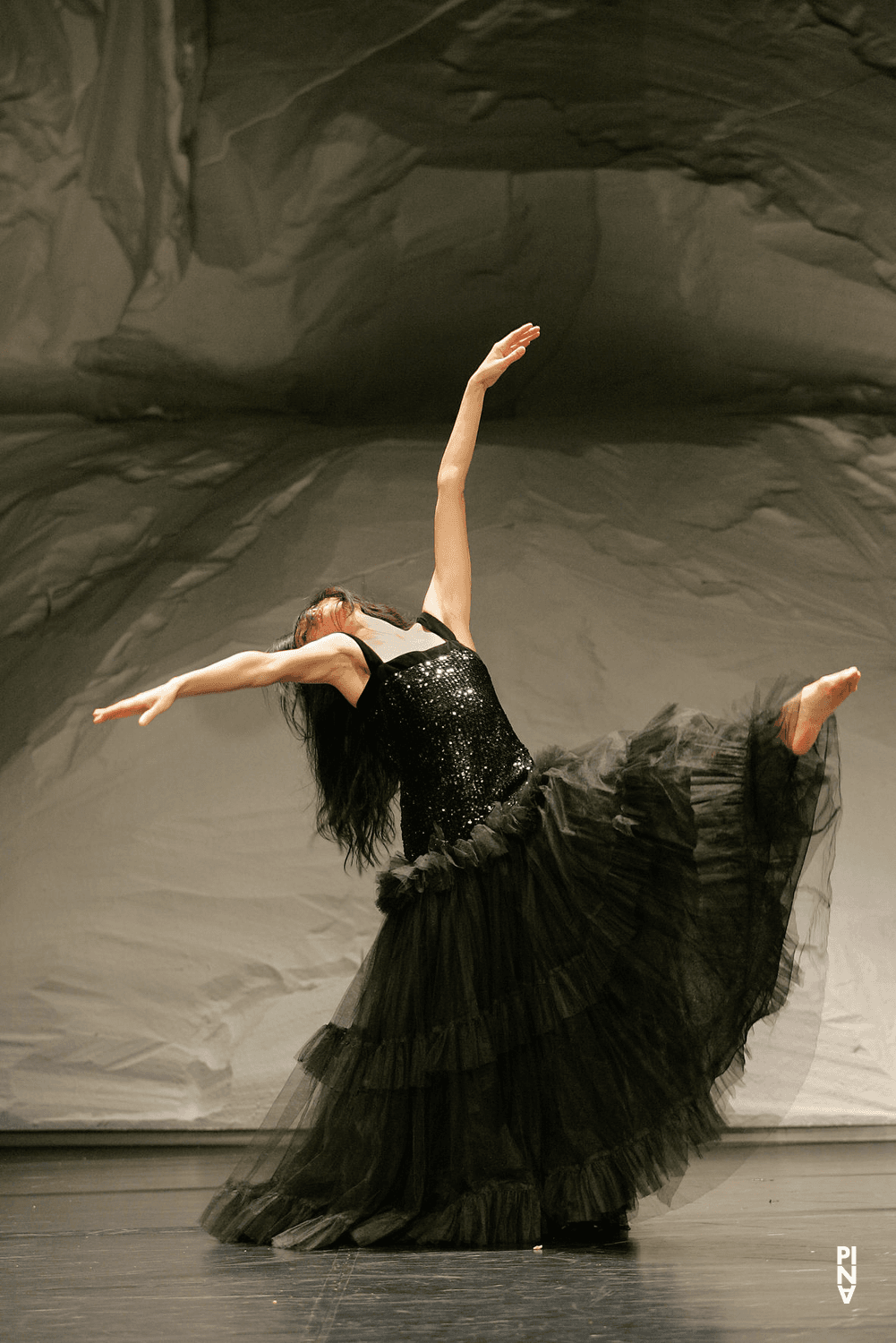 Nayoung Kim in „Rough Cut“ von Pina Bausch mit Tanztheater Wuppertal im Schauspielhaus Wuppertal (Deutschland), 14. April 2005