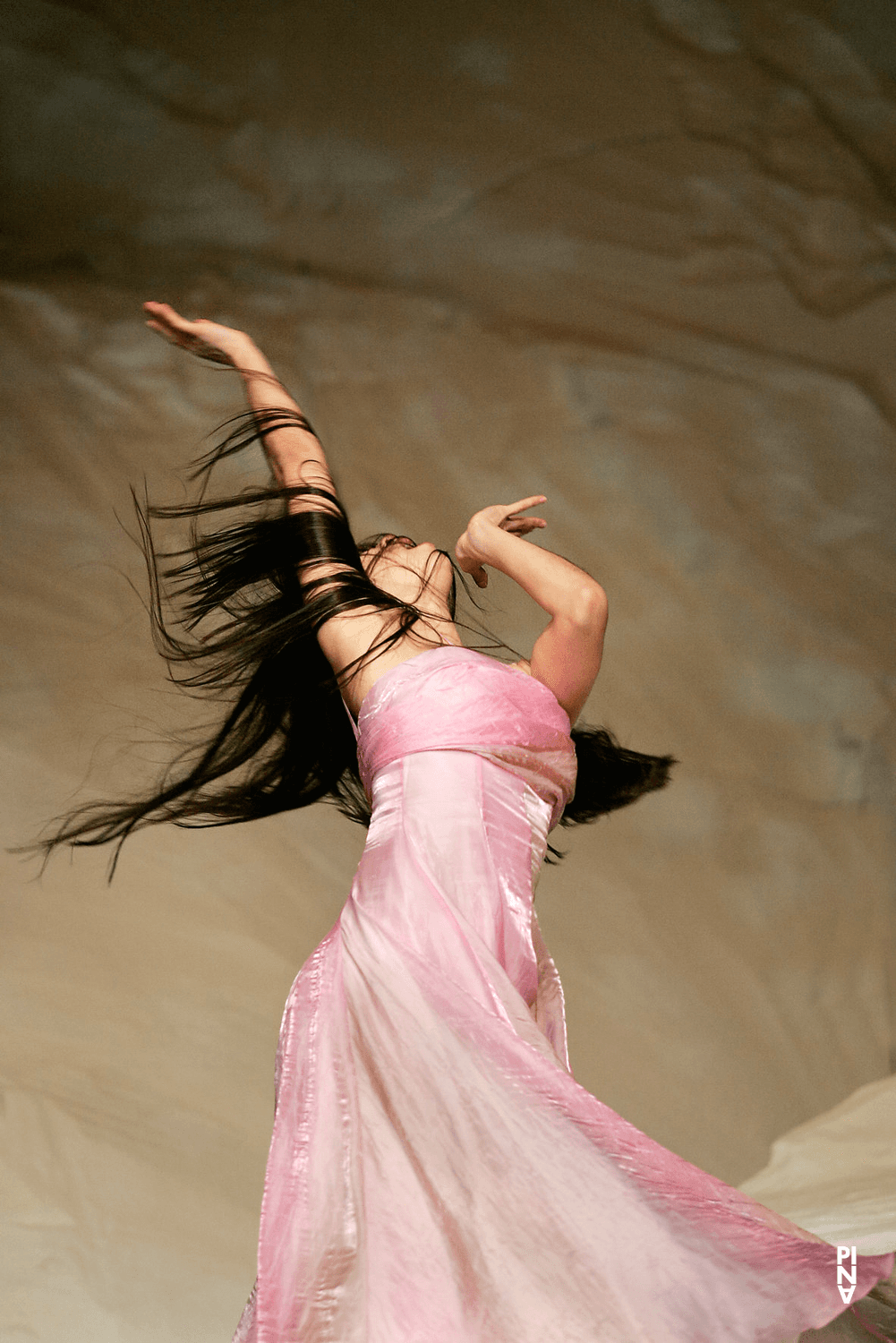 Silvia Farias Heredia in „Rough Cut“ von Pina Bausch mit Tanztheater Wuppertal im Schauspielhaus Wuppertal (Deutschland), 14. April 2005