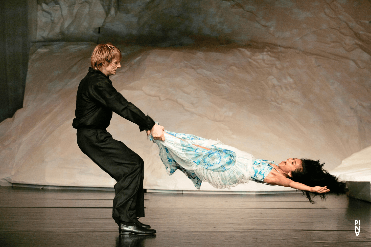 Ditta Miranda Jasjfi und Michael Strecker in „Rough Cut“ von Pina Bausch mit Tanztheater Wuppertal im Schauspielhaus Wuppertal (Deutschland), 14. April 2005