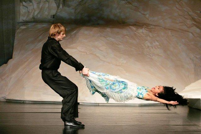 Ditta Miranda Jasjfi and Michael Strecker in “Rough Cut” by Pina Bausch with Tanztheater Wuppertal at Schauspielhaus Wuppertal (Germany), April 14, 2005