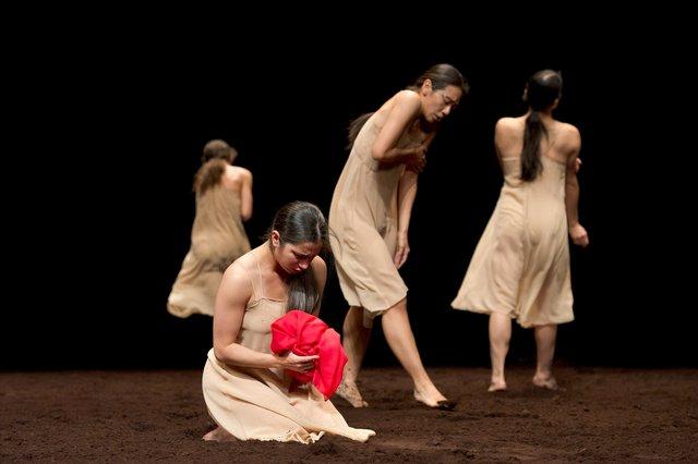 Silvia Farias Heredia and Tsai-Chin Yu in “The Rite of Spring” by Pina Bausch with Tanztheater Wuppertal at Opernhaus Wuppertal (Germany), Oct. 5, 2011