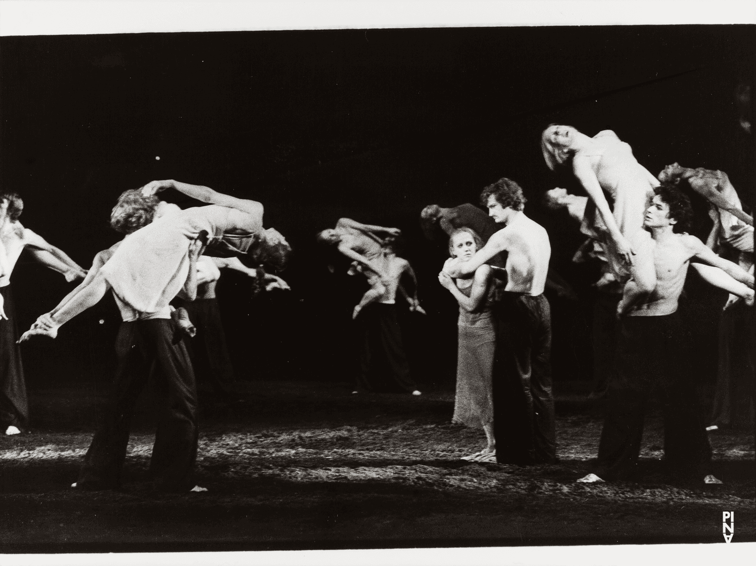 Jan Minařík, Guy Detot et Marlis Alt dans « Le Sacre du printemps » de Pina Bausch