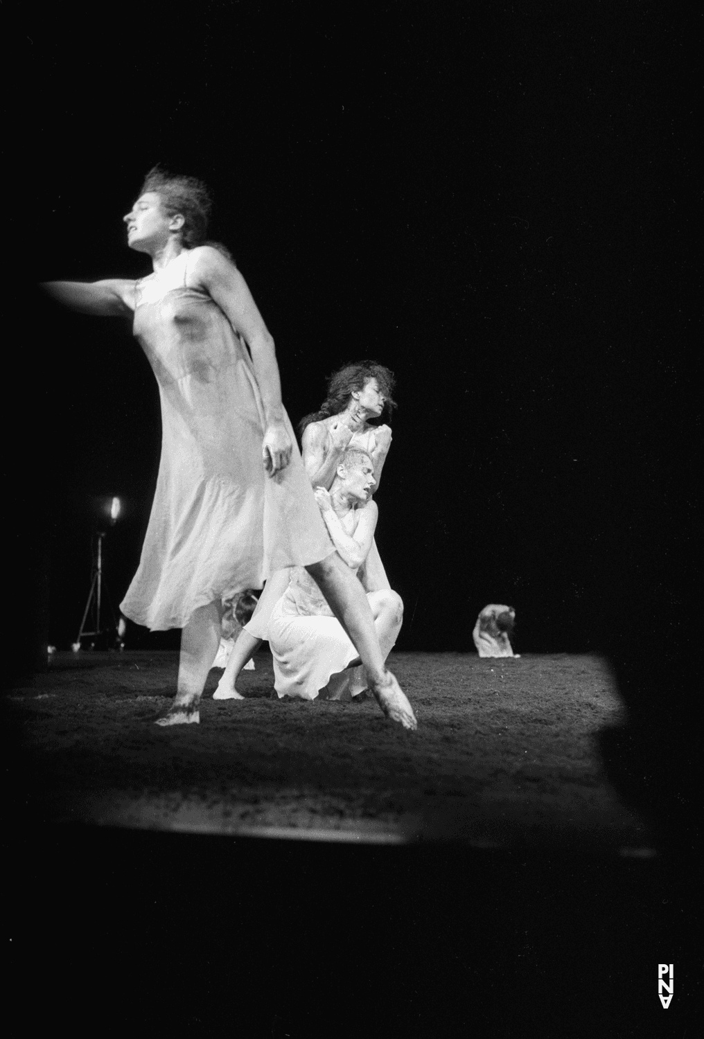 Aida Vainieri, Julie Shanahan und Anne Rebeschini in „Das Frühlingsopfer“ von Pina Bausch