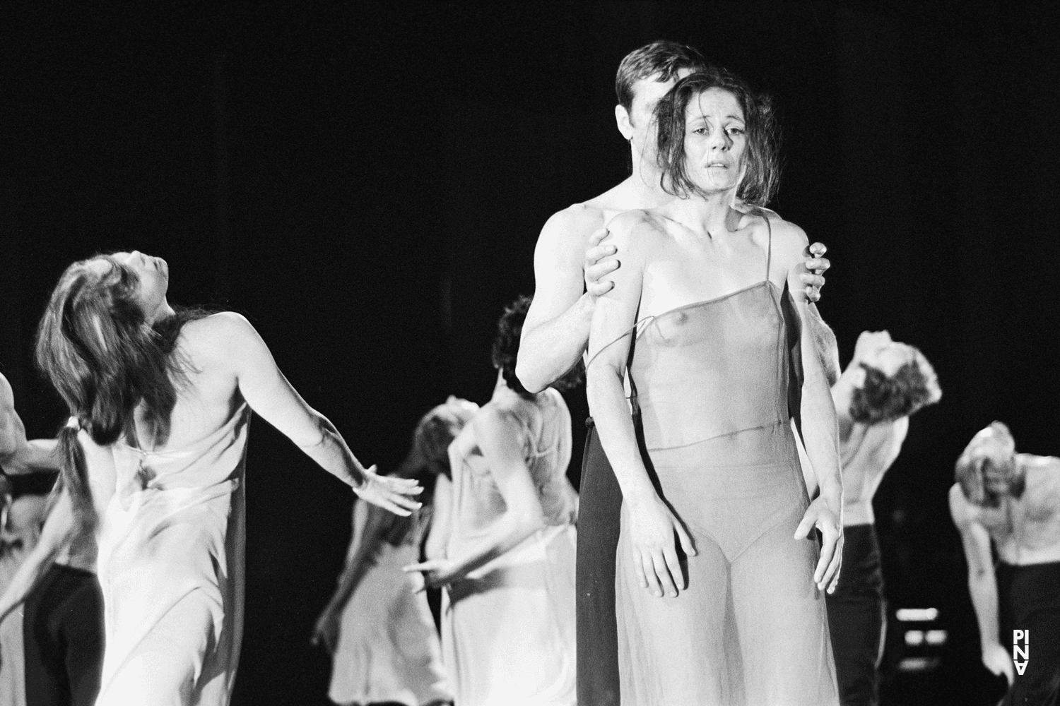 Malou Airaudo et Josephine Ann Endicott dans « Le Sacre du printemps » de Pina Bausch à Studio Hamburg, saison 1978/79