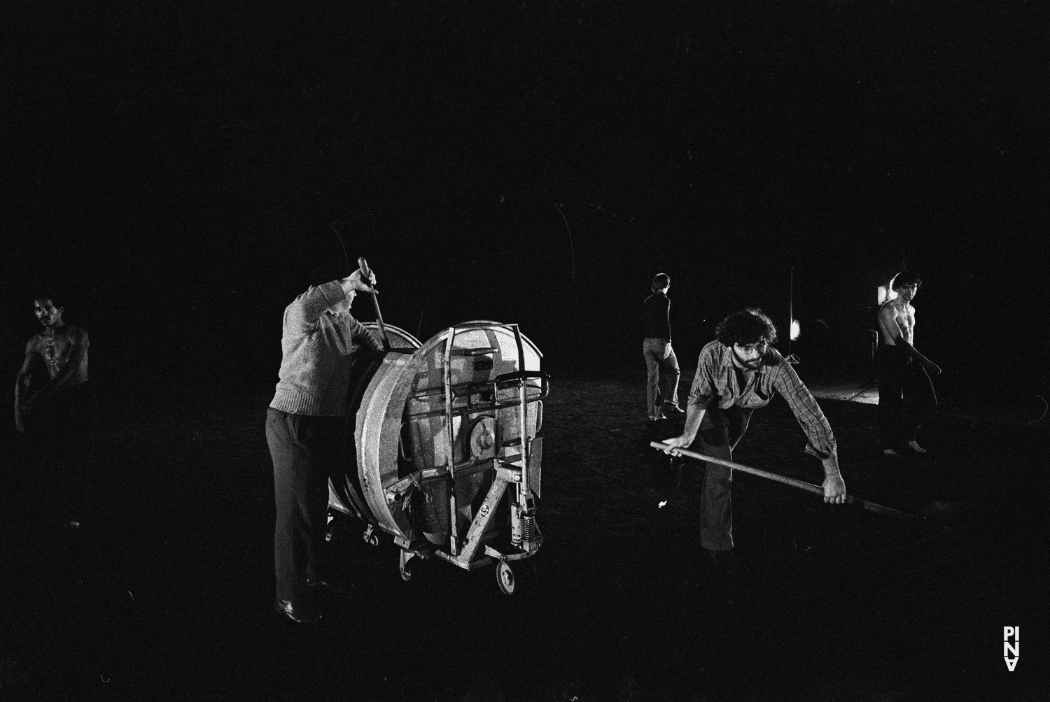 Rolf Borzik, Arnaldo Alvarez et Arthur Rosenfeld dans « Le Sacre du printemps » de Pina Bausch à Studio Hamburg, saison 1978/79