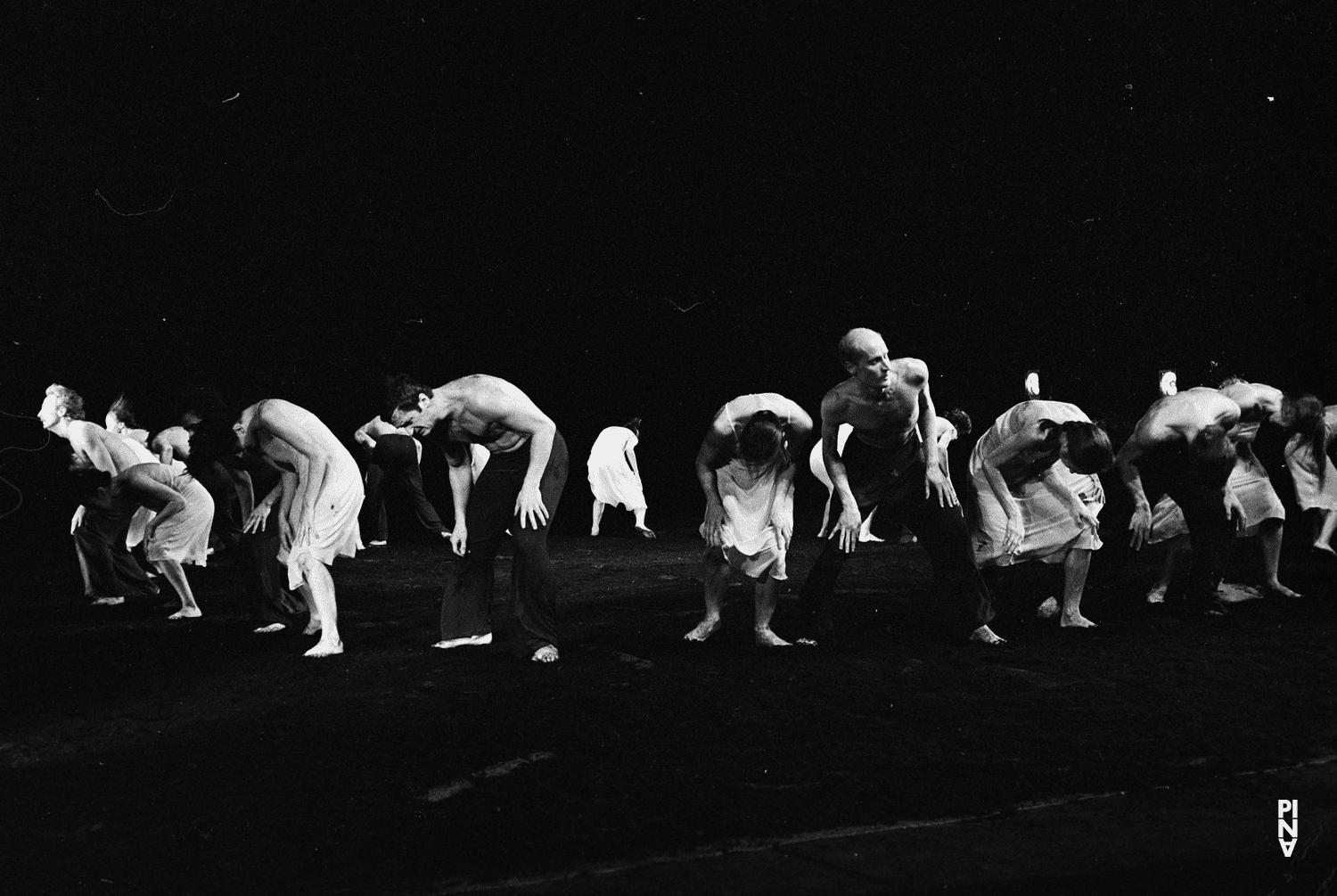 Jan Minařík, Jakob Haahr Andersen et Dominique Mercy dans « Le Sacre du printemps » de Pina Bausch à l'Opernhaus Wuppertal, saison 1981/82
