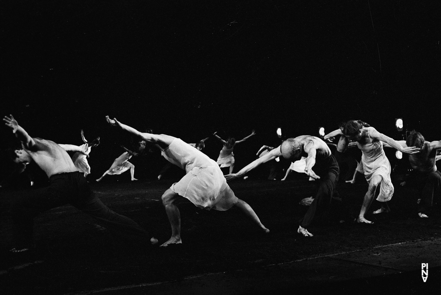 Jan Minařík und Jakob Haahr Andersen in „Das Frühlingsopfer“ von Pina Bausch im Opernhaus Wuppertal, Spielzeit 1981/82
