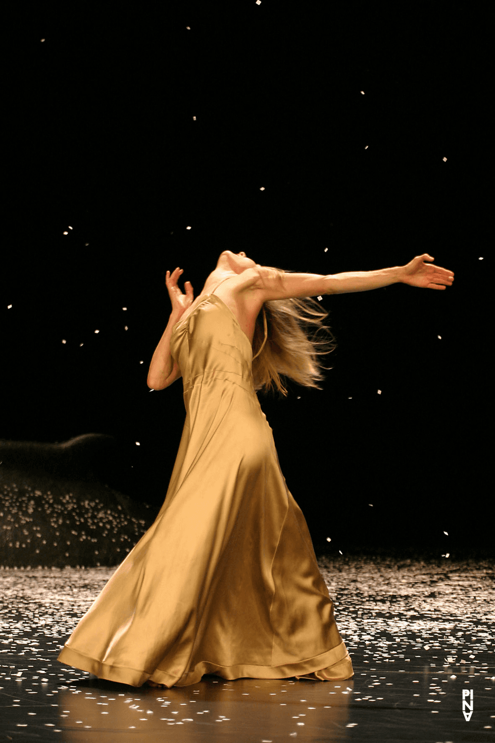 Julie Shanahan dans « Ten Chi » de Pina Bausch avec Tanztheater Wuppertal au Schauspielhaus Wuppertal (Allemagne), 7 mai 2004
