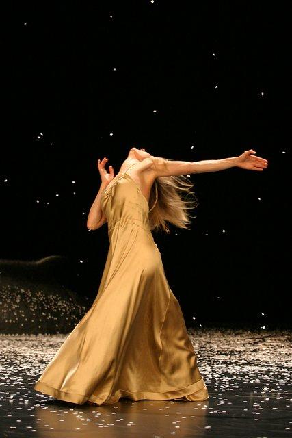 Julie Shanahan in “Ten Chi” by Pina Bausch with Tanztheater Wuppertal at Schauspielhaus Wuppertal (Germany), May 7, 2004