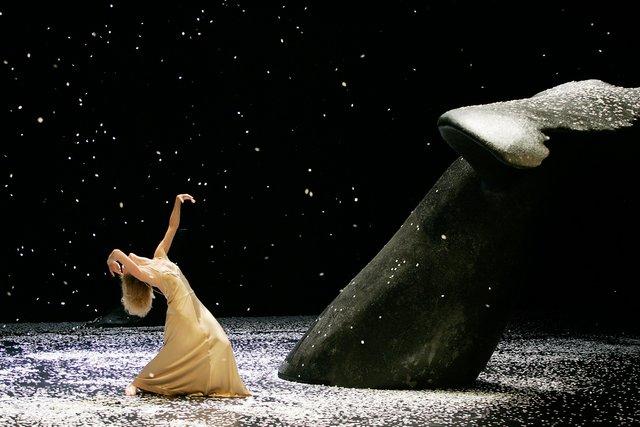 Julie Shanahan in “Ten Chi” by Pina Bausch with Tanztheater Wuppertal at Théâtre de la Ville Paris (France), May 2, 2005