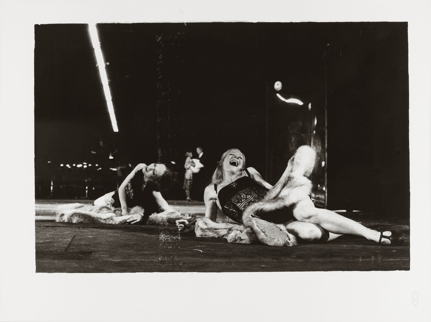 Stephanie Macoun und Vivienne Newport in „Die sieben Todsünden“ von Pina Bausch